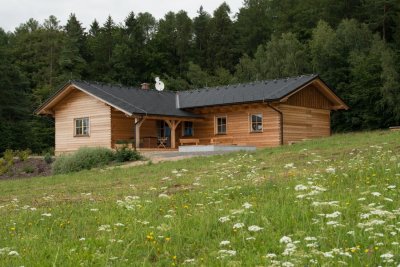 Lovecká chata z červeného cedru a borovice - náhled fotografie