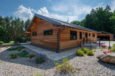 Moderní cedrový bungalov - náhled fotografie