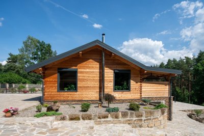 Moderní cedrový bungalov - náhled fotografie