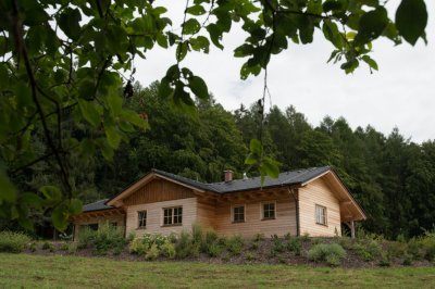 Lovecká chata z červeného cedru a borovice - náhled fotografie