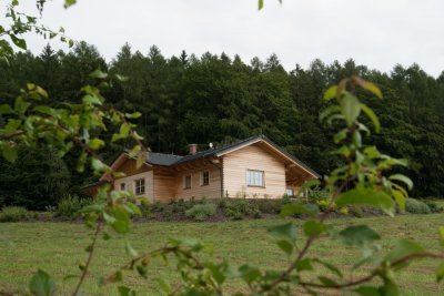 Lovecká chata z červeného cedru a borovice - náhled fotografie